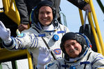 Астронавт NASA Джек Фишер и космонавт «Роскосмоса» Федор Юрчихин перед посадкой в корабль «Союз МС-04» с ракетой-носителем «Союз-ФГ» на стартовой площадке космодрома Байконур, 20 апреля 2017 года