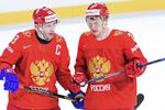 Игроки сборной России Павел Дацюк (слева) и Кирилл Капризов в матче группового этапа чемпионата мира по хоккею между сборными командами России и Словакии.