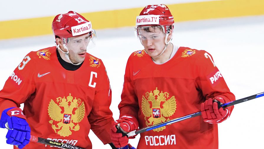 Игроки сборной России Павел Дацюк (слева) и Кирилл Капризов в матче группового этапа чемпионата мира по хоккею между сборными командами России и Словакии.