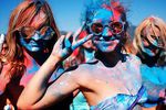 Участницы фестиваля триколора на пляжном курорте «Суджукская коса» во время празднования Дня государственного флага Российской Федерации в Новороссийске, 22 августа 2018 года