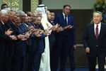 Бывший президент Казахстана Нурсултан Назарбаев (справа) перед началом церемонии принесения присяги избранным президентом Казахстана Касымом-Жомартом Токаевым, 12 июня 2019 года 