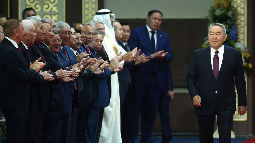 Бывший президент Казахстана Нурсултан Назарбаев (справа) перед&nbsp;началом церемонии принесения присяги избранным президентом Казахстана Касымом-Жомартом Токаевым, 12 июня 2019 года 