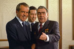 Генеральный секретарь ЦК КПСС Леонид Ильич Брежнев и президент США Ричард Никсон перед началом переговоров в Кремле, 28 июня 1974 года