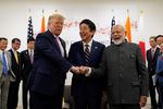 Президент США Дональд Трамп, премьер-министр Японии Синдзо Абэ и премьер-министр Индии Нарендра Моди на полях саммита G20 в Осаке, 28 июня 2019 года 