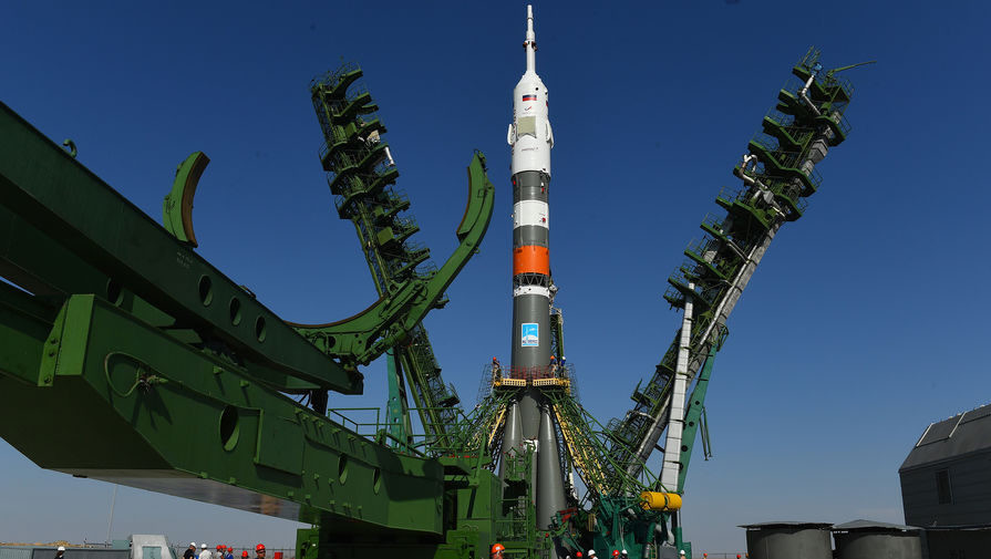 Ракета-носитель «Союз-2.1а» с пилотируемым кораблем «Союз МС-14» во время установки на стартовый комплекс космодрома Байконур, 19 августа 2019 года