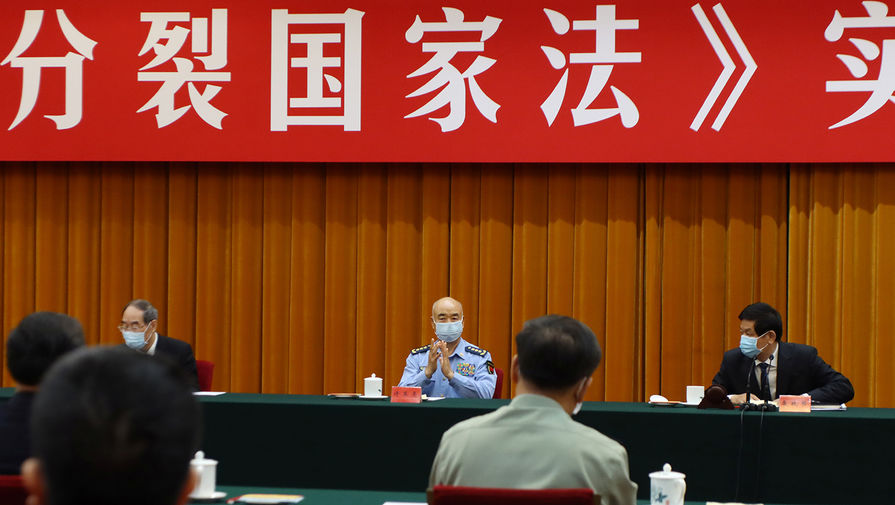 Китайские чиновники во время собрания по случаю 15-летия принятия о закона о борьбе с сепаратизмом в Пекине, 29 мая 2020 года