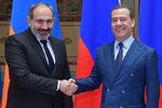 Председатель правительства России Дмитрий Медведев и премьер-министр Армении Никол Пашинян во время встречи, январь 2019 года