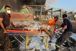 Спасатели везут раненого взрывом жителя Бейрута, 6 августа 2020 года