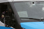Полицейский автомобиль с разбитым лобовым стеклом во время акций протеста в Алматы, Казахстан, 5 января 2022 года
