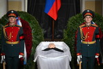 Гроб с телом первого президента СССР Михаила Горбачева на церемонии прощания в Колонном зале Дома союзов в Москве, 3 сентября 2022 года