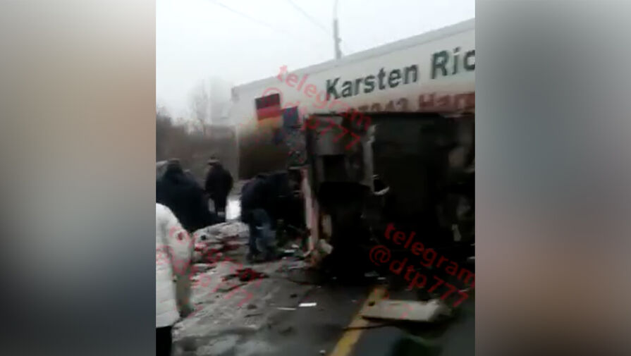 На Горьковском шоссе в Подмосковье две фуры заблокировали движение в результате ДТП