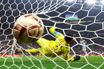 Лионель Месси из сборной Аргентины забивает пенальти в ворота сборной Франции, 18 декабря 2022 года