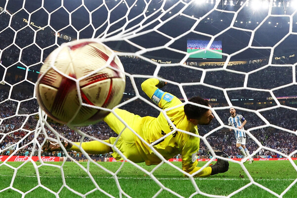 Лионель Месси из&nbsp;сборной Аргентины забивает пенальти в&nbsp;ворота сборной Франции, 18&nbsp;декабря 2022&nbsp;года