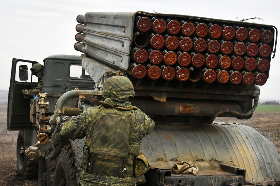 Военнослужащие МО РФ производят наведение реактивной системы залпового огня БМ-21 «Град» на Запорожском направлении, декабрь 2022 года
