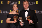 Режиссер Кристофер Нолан («Лучшая режиссура» за фильм «Оппенгеймер») и его жена, продюсер Эмма Томас на 77-й церемонии вручения премии BAFTA, 18 февраля 2024 года
