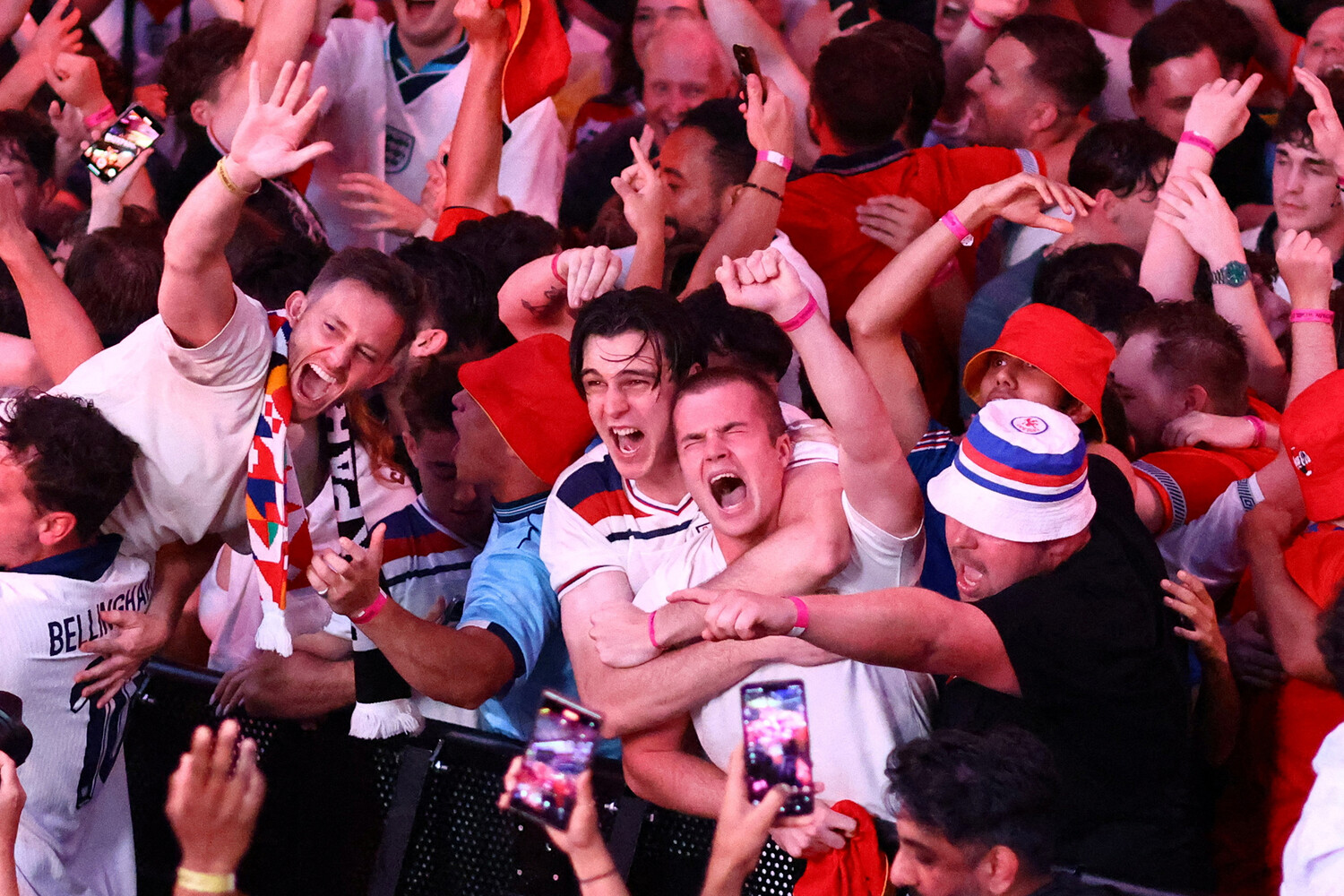 Болельщики радуются победе сборной футбольной команды Англии над сборной Нидерландов. Уэмбли, Лондон, Великобритания, 10 июля 2024 года
