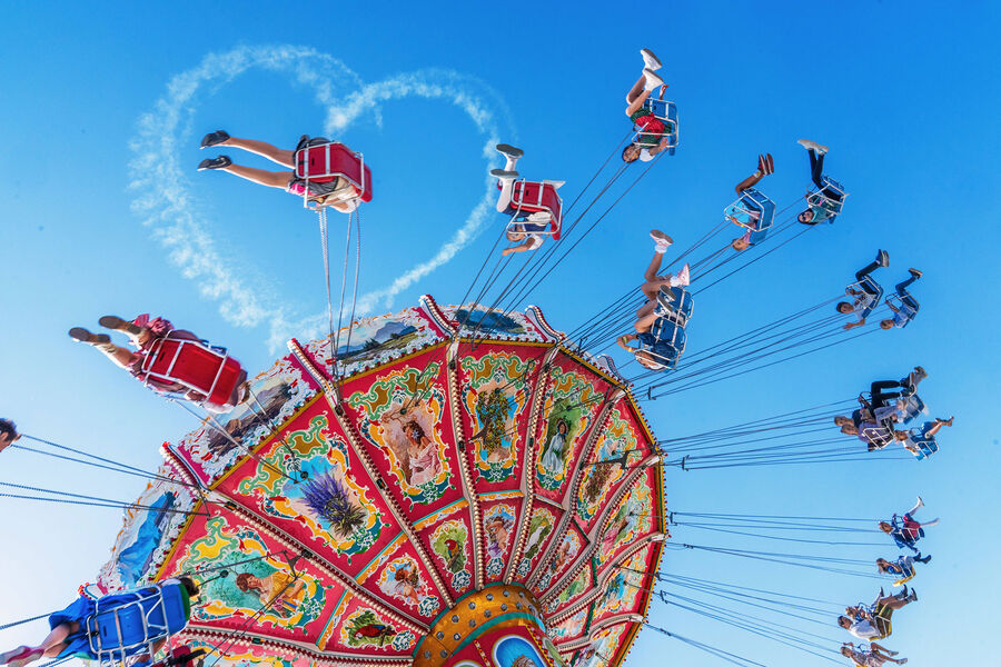 Посетители катаются на&nbsp;аттракционах в&nbsp;день официального открытия 189-го Oktoberfest в&nbsp;Мюнхене, 21&nbsp;сентября 2024&nbsp;года
