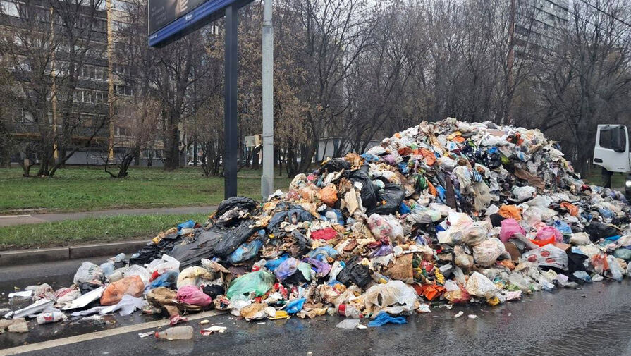 В Москве мусор парализовал движение на проезжей части