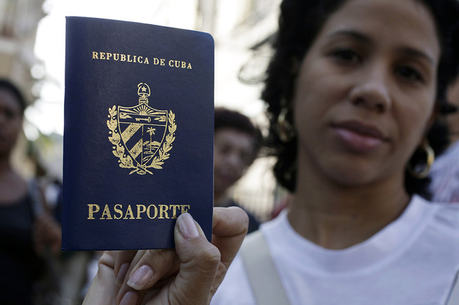 Кубинцы смогут свободно выезжать за границу