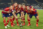 Кубок в окружении футболистов «Барселоны» (слева направо): Тьяго, Тельо, Бартра, Муньеза и Монтойя.