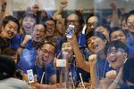 Сотрудники Apple Store в Токио перед началом продаж новых iPhone