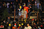 Спасатели выводят из шахты пострадавшего в результате взрыва шахтера