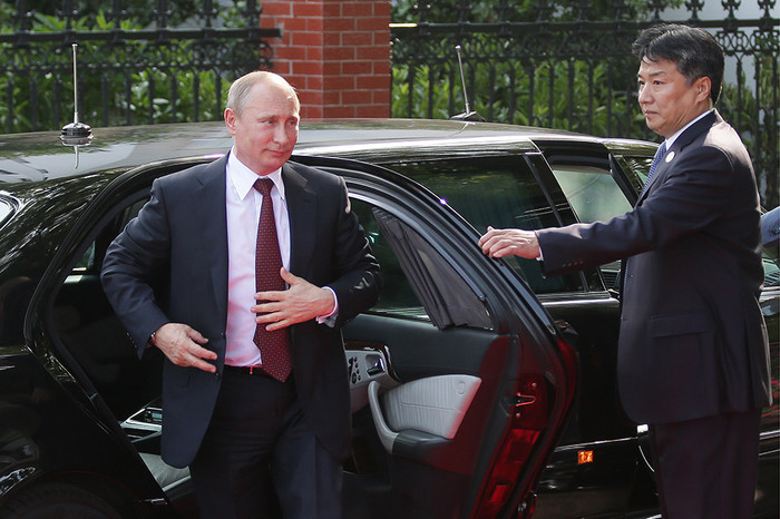 Владимир Путин во время церемонии официальной встречи с&nbsp;председателем КНР в&nbsp;государственной резиденции &laquo;Сицзяо&raquo;