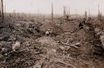 Британские войска в траншеях на опустошенном поле боя во время битвы