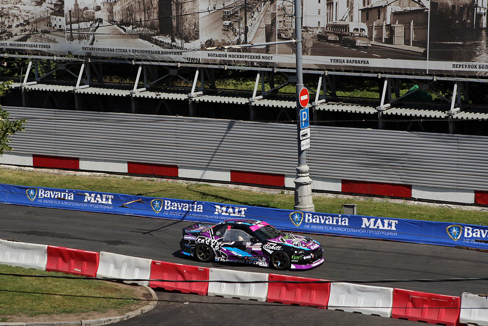 Во время показательных заездов участников Moscow City Racing