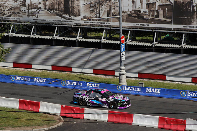 Во время показательных заездов участников Moscow City Racing