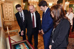 Президент России Владимир Путин обменивается подарками с итальянским премьер-министром Маттео Ренци