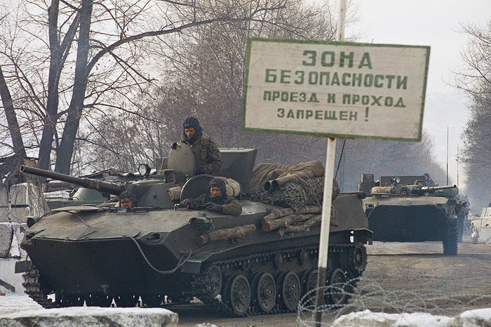 Российские бронетранспортеры двигаются в&nbsp;колонне в&nbsp;сторону Грозного, 12&nbsp;декабря 1994&nbsp;года