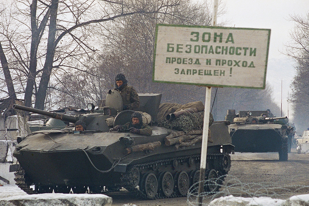 Российские бронетранспортеры двигаются в колонне в сторону Грозного, 12 декабря 1994 года