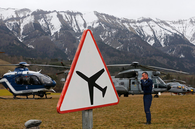 Спасательные вертолеты недалеко от места крушения самолета авиакомпании Germanwings на юге Франции