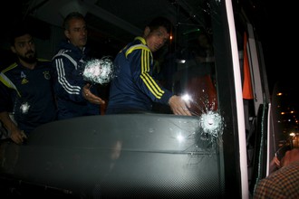 Футболисты и тренеры «Фенербахче» в шоковом состоянии осматривают водительское место