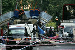 Обломки двухэтажного автобуса и поврежденных автомобилей, разбросанные на площади Тависток-Сквер в Лондоне