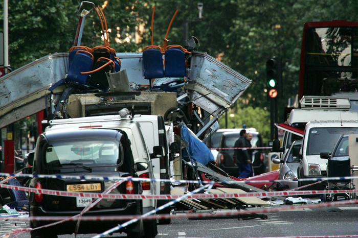 Обломки двухэтажного автобуса и поврежденных автомобилей, разбросанные на&nbsp;площади Тависток-Сквер в&nbsp;Лондоне