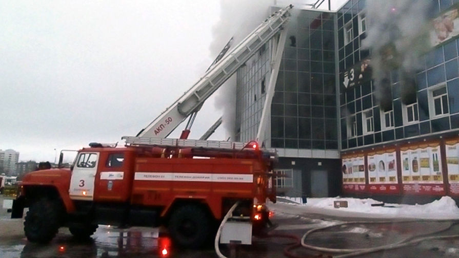 Тушение пожара в&nbsp;супермаркете сети &laquo;Мегамарт&raquo; в&nbsp;Екатеринбурге