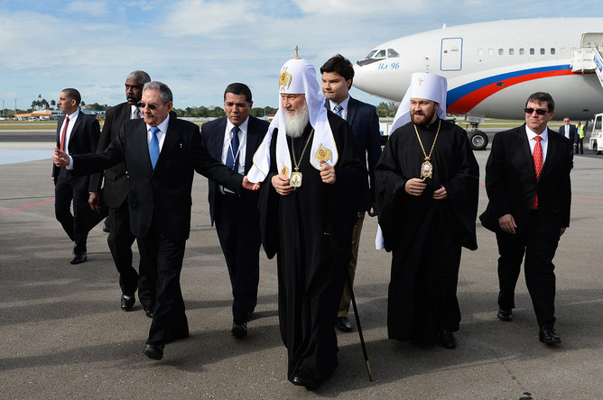Патриарх Московский и всея Руси Кирилл (в центре) и председатель Государственного совета Кубы Рауль Кастро (слева на первом плане) во время встречи в аэропорту города Гаваны