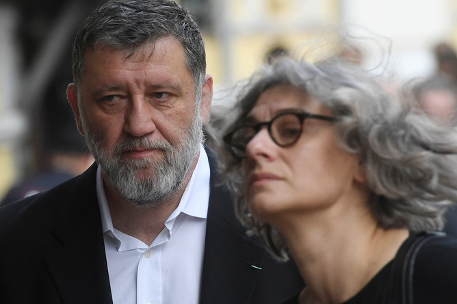 Журналист Сергей Пархоменко перед церемонией прощания с Антоном Носиком в Центральном доме литераторов в Москве, 11 июля 2017 года