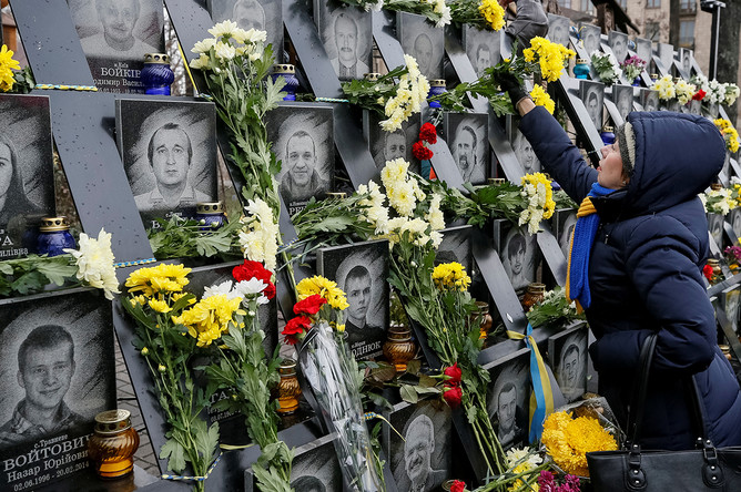Монумент памяти погибших в годовщину «майдана» в Киеве, 21 ноября 2017 года