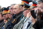 Президент РФ Владимир Путин среди гостей на трибуне во время военного парада в честь 76-й годовщины Победы в Великой Отечественной войне в Москве, 9 мая 2021 года
