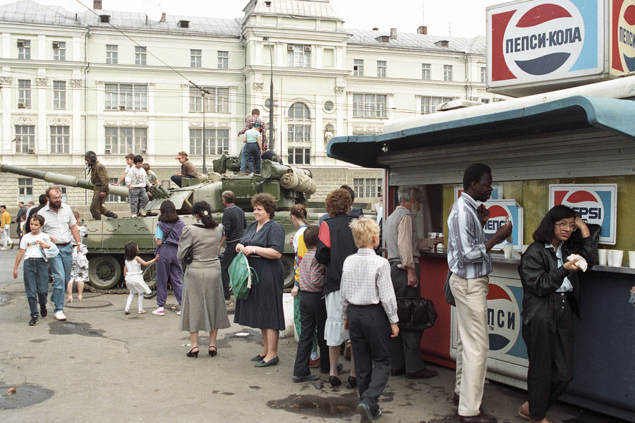 Танк на&nbsp;одной из&nbsp;улиц Москвы во время августовского путча, 19 августа 1991 года