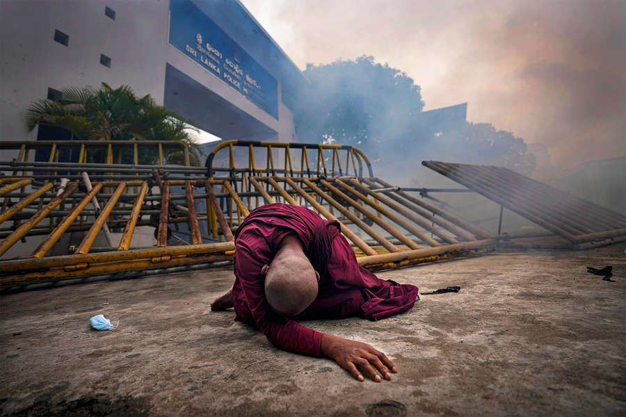 Буддийский монах возле баррикад во время протестов в&nbsp;Коломбо, Шри-Ланка, 9&nbsp;июня 2022&nbsp;года