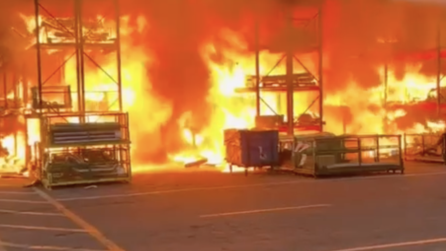 В США произошел пожар на заводе по производству грузовиков Freightliner