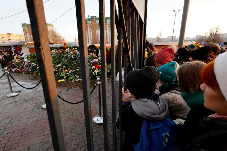Люди у&nbsp;ворот Борисовского кладбища в&nbsp;Москве, где был похоронен Алексей Навальный, 2&nbsp;марта 2024&nbsp;года