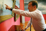 Рабочая поездка в Крым. Премьер-министр РФ Дмитрий Медведев во время посещения картинной галереи имени Ивана Айвазовского, 2016 год 