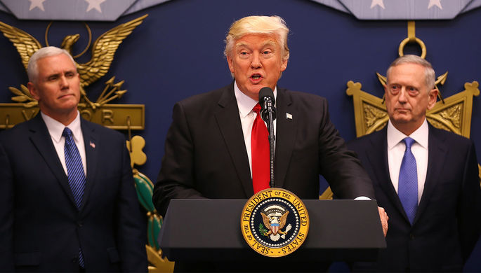 Вице-президент США Майк Пенс, президент Дональд Трамп и глава Пентагона Джеймс Мэттис в Вашингтоне...