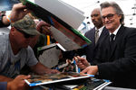 Курт Рассел раздает фанатам автографы на Аллее славы в Голливуде