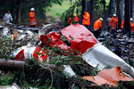 Поисковые работы на месте крушения грузового лайнера Boeing 737 компании DHL после столкновения с самолетом Ту-154 «Башкирских авиалиний» возле города Иберлинген в Южной Германии, 2 июля 2002 года